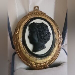 Vtg Coro Bakelite Cameo